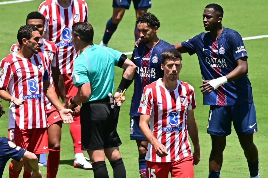 Lenglet, expulsado tras una protesta injustificada