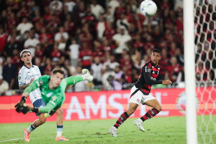 Gol de Samuel Lino foi invalidado pelo VAR Gol de Samuel Lino foi invalidado pelo VAR