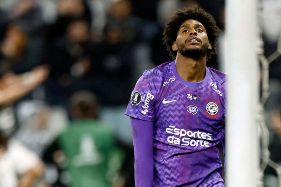 Hugo Souza cometeu gafe grosseira que entregou segundo gol
