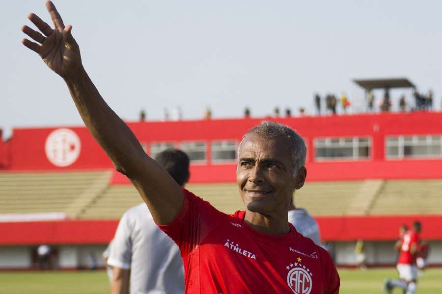 Romário acena para os torcedores presentes no Giulite Coutinho