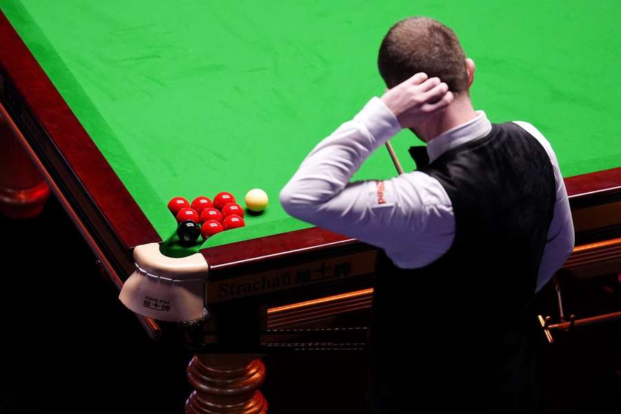 Mark Allen faces a bizarre situation in the final frame of the session