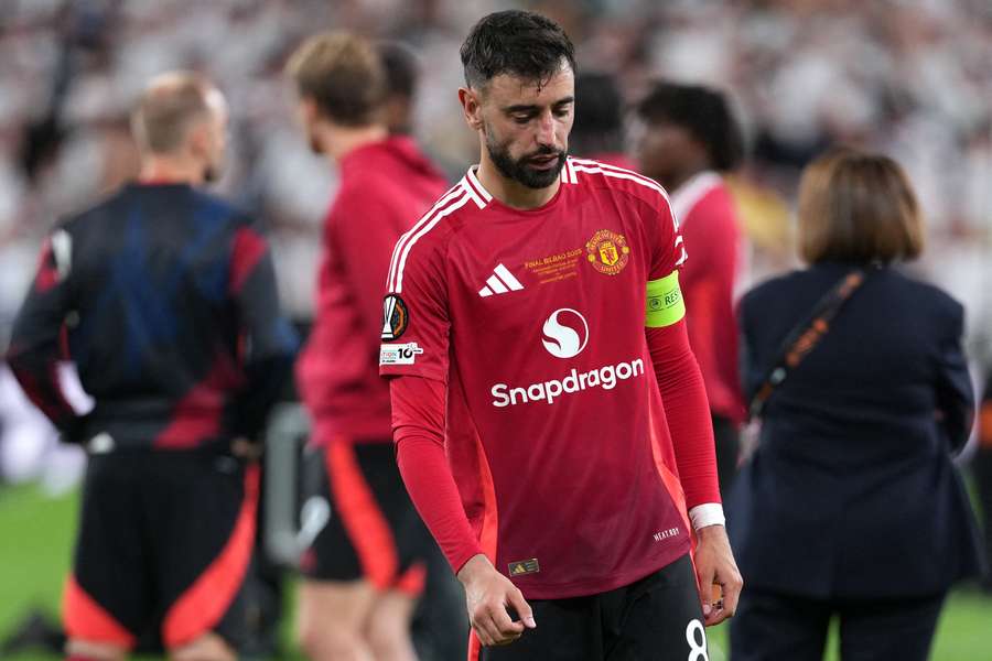 Bruno Fernandes, cabizabajo tras la derrota.