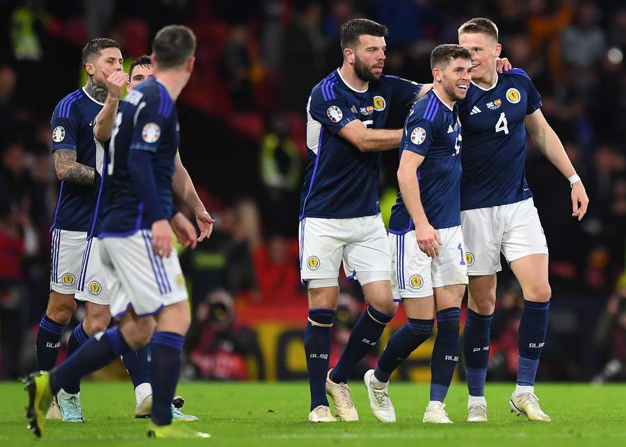 Los escoceses celebran su segundo gol