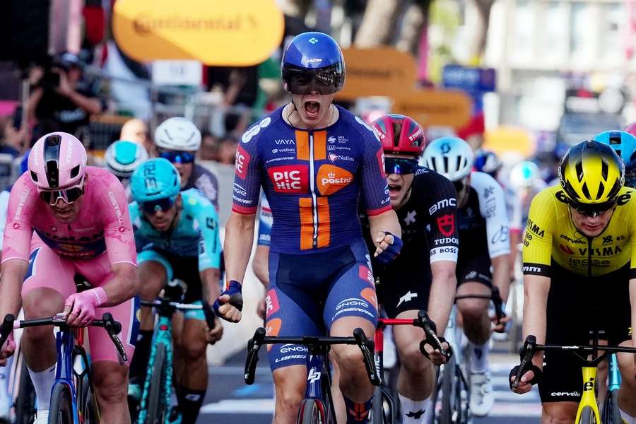 Holender van Uden najszybszy na czwartym etapie Giro d'Italia, Pedersen nadal liderem