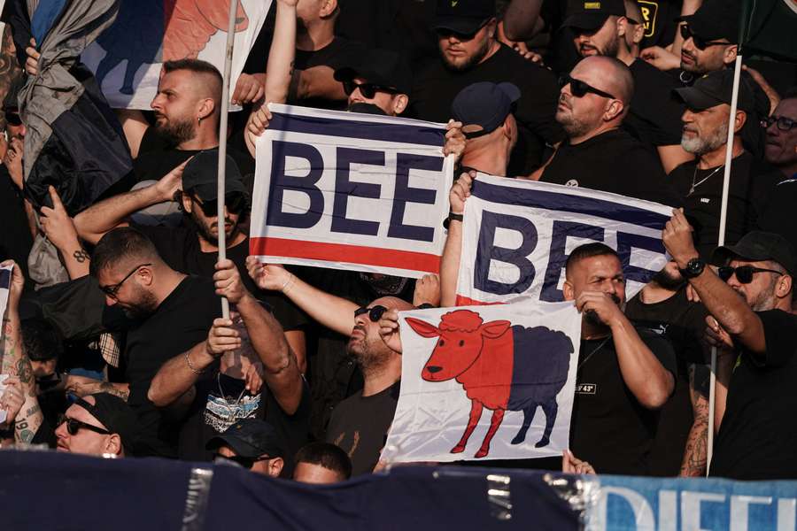 Rivalidad entre aficiones: pancartas despectivas en la Curva de Nápoles