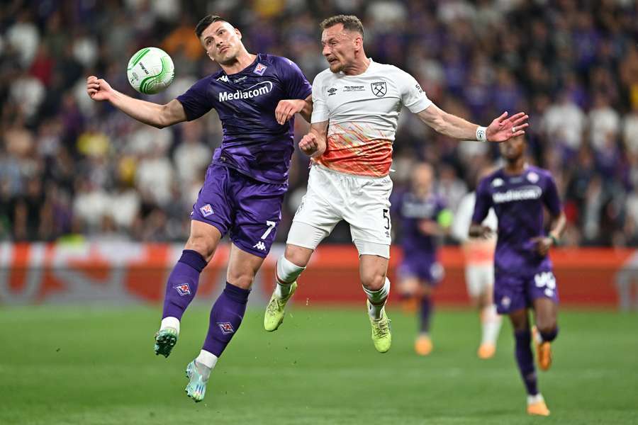 Luka Jovic (izq.), delantero del Fiorentina, y Vladimir Coufal, defensa del West Ham, saltan para cabecear el balón.