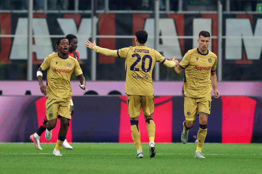 Il Bologna festeggia dopo un gol a San Siro Il Bologna festeggia dopo un gol a San Siro