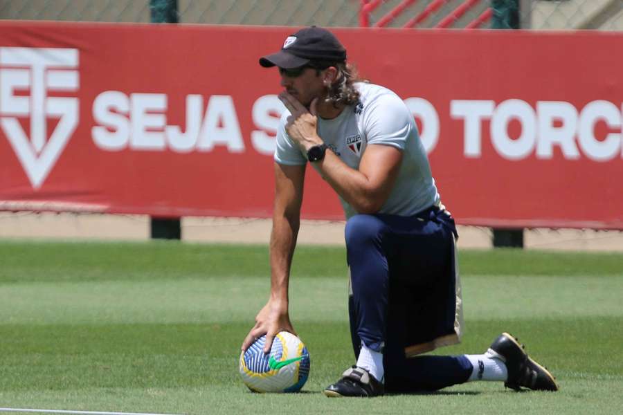 O técnico Luis Zubeldía reclamou bastante da arbitragem do Choque-Rei