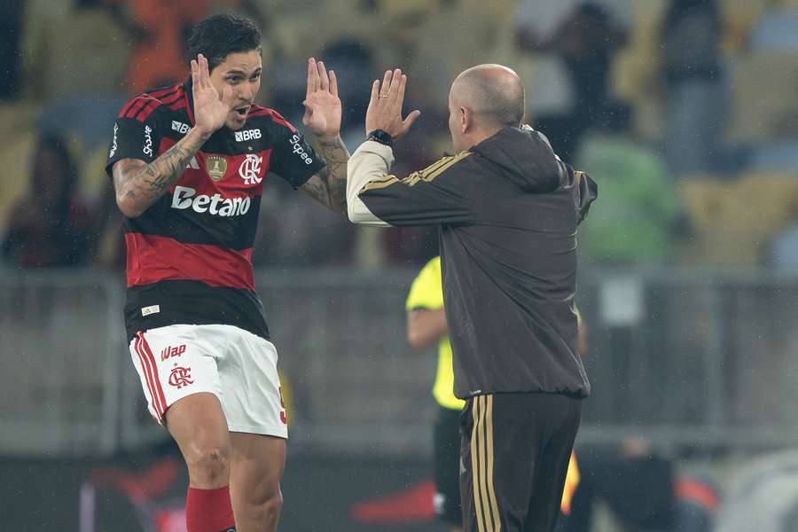 Pedro celebra gol com Leonardo Jardim