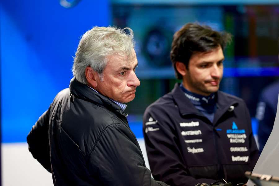 Carlos Sainz (E), junto ao seu filho Carlos