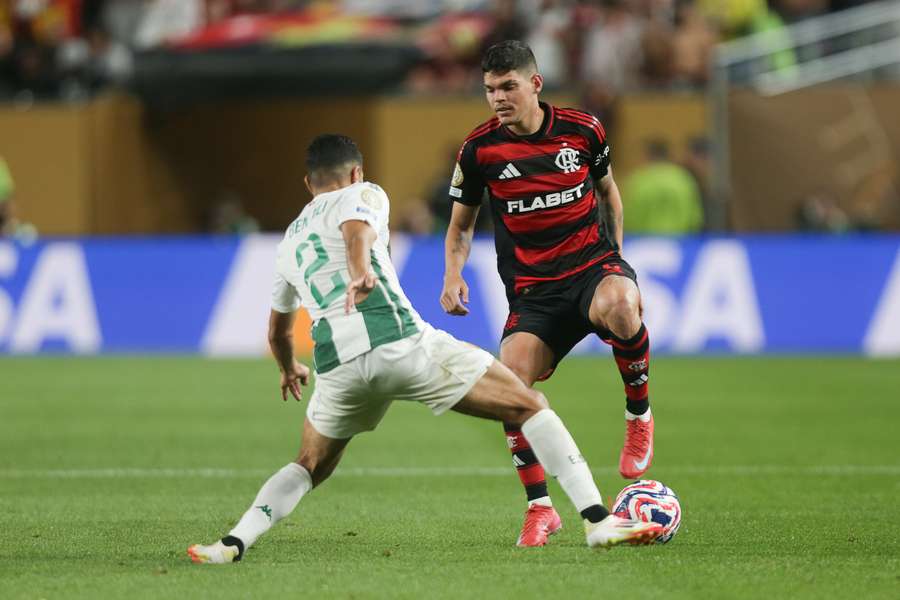 O Flamengo controlou a bola por quase todo o primeiro tempo O Flamengo controlou a bola por quase todo o primeiro tempo