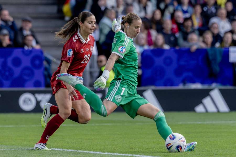 Ann-Katrin Berger tanzt Signe Bruun aus.