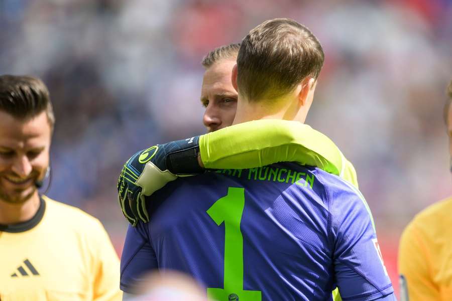 Umarmung zwischen Neuer und Baumann beim Bundesliga-Spiel zwischen Bayern und Hoffenheim