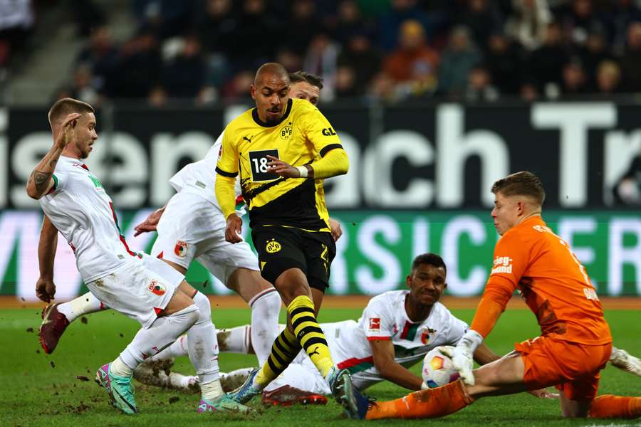 Donyell Malen in actie tegen Augsburg-doelman Finn Dahmen