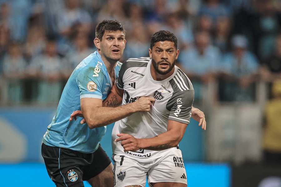 Hulk e Kannemann travaram uma dura batalha em todo o jogo