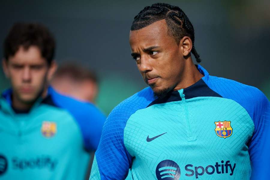 Koundé cogita saída do Barcelona