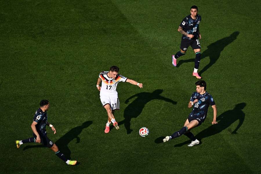 Florian Wirtz v obležení paraguayské defenzivy.