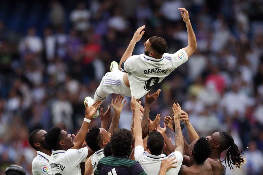 Real Madrids Stürmer Karim Benzema wird von seinen Mannschaftskameraden in die Luft geworfen