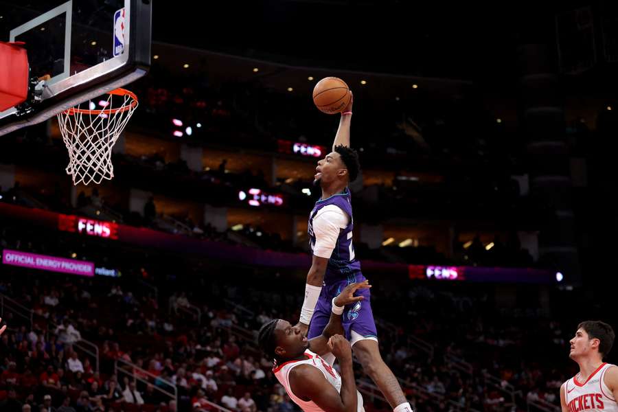 Miller pri pokuse o smeč cez Capelu.