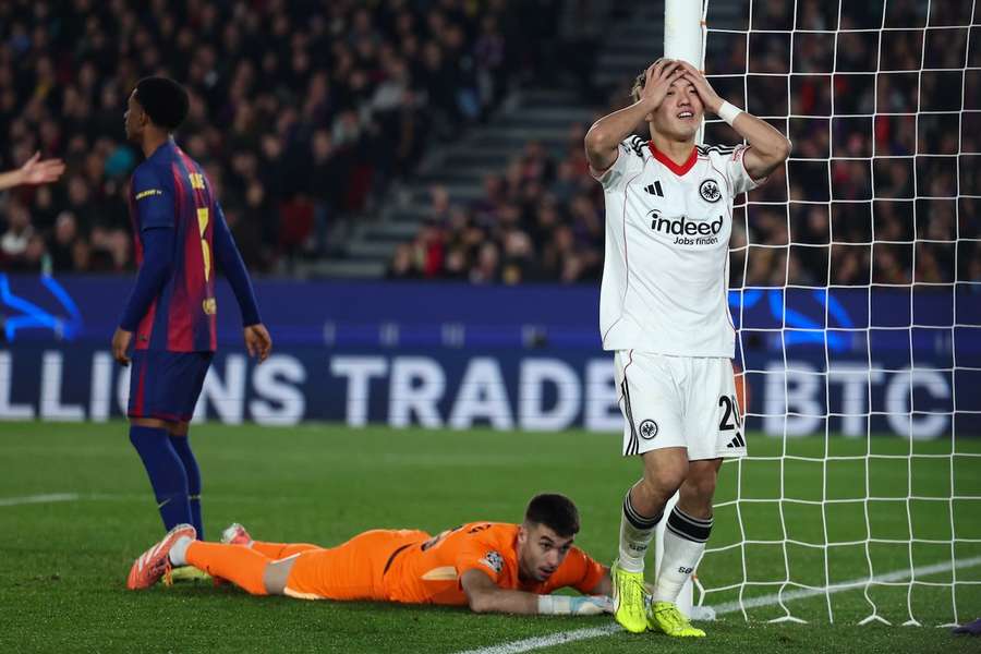Frankfurts Ritsu Doan trauert einer verpassten Chance gegen den FC Barcelona nach. Frankfurts Ritsu Doan trauert einer verpassten Chance gegen den FC Barcelona nach.