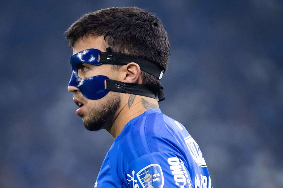 Matheus Henrique entrou em campo de máscara contra Flamengo