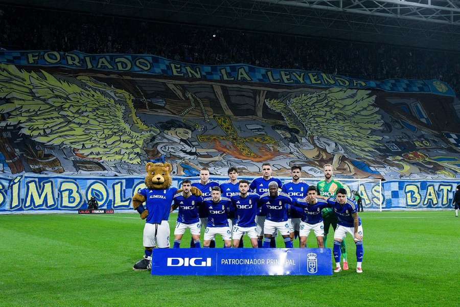 Las cartulinas del mosaico las usaron los aficionados para hacer bolas de papel y lanzarlas al campo
