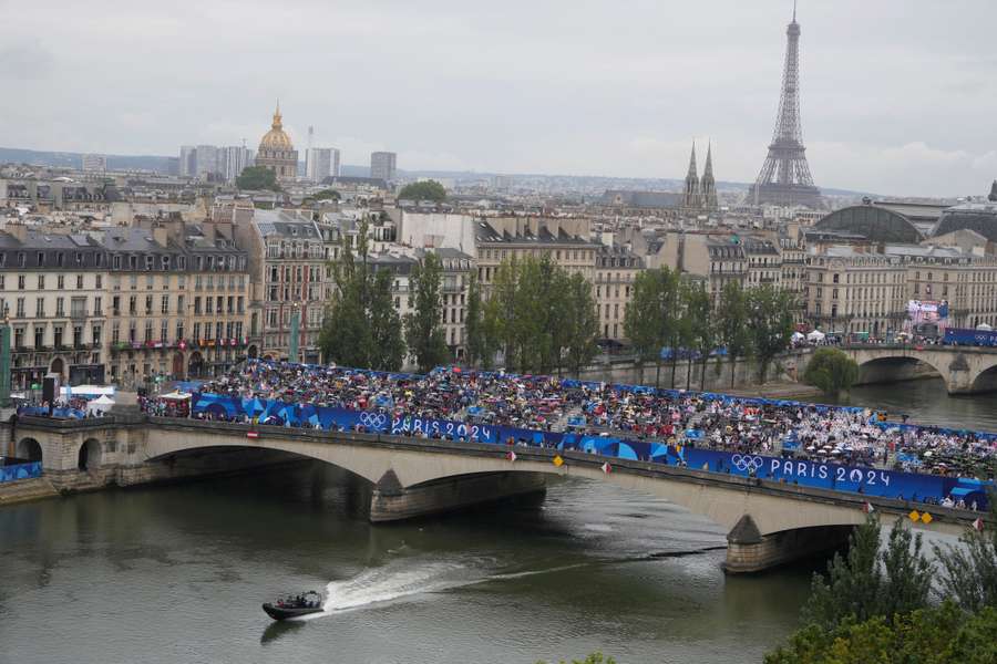 Segurança patrulha o rio Sena em Paris, França, antes da cerimónia de abertura