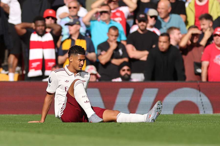Saliba lesionou-se no tornozelo durante o jogo contra o Liverpool