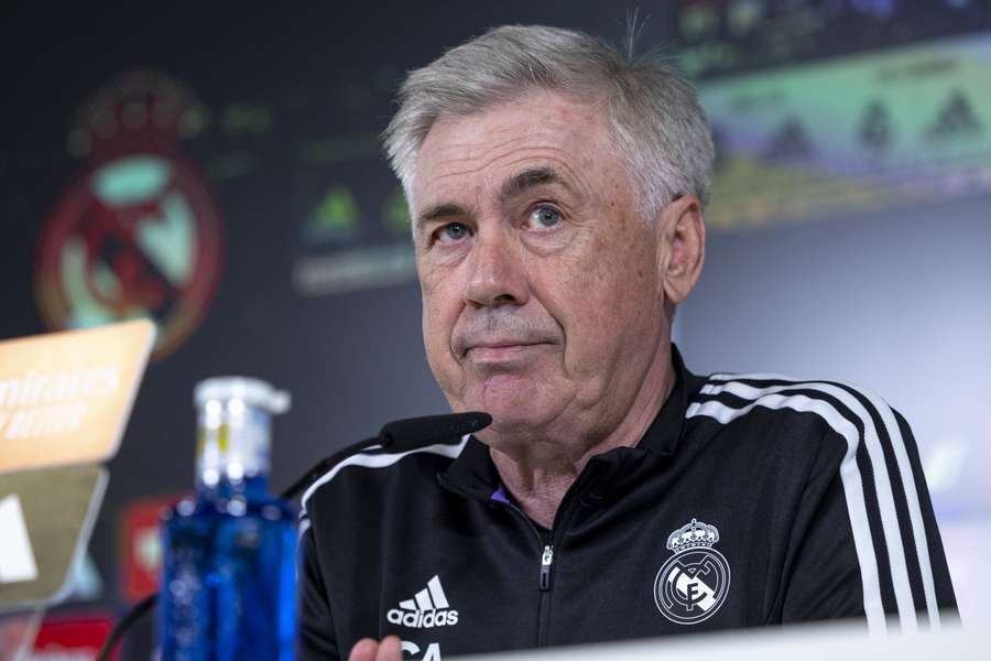 Carlo Ancelotti tijdens een persconferentie