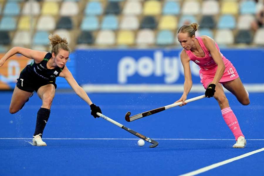 Lisa Nolte (r.) im Duell mit Irlands Niamh Carey.