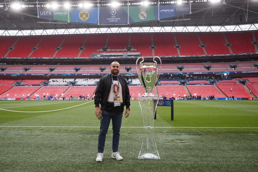 Miguel Baeza junto ao troféu da Liga dos Campeões