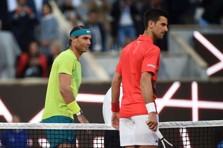 Nadal (li.) und Djoković (re.) beim letzten direkten Duell in Roland Garros