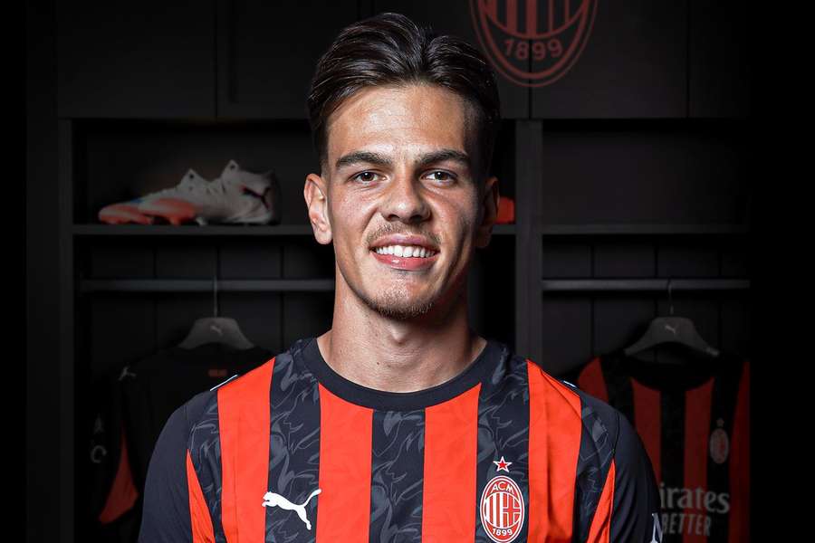 Ardon Jashari com a camisola 30 do AC Milan