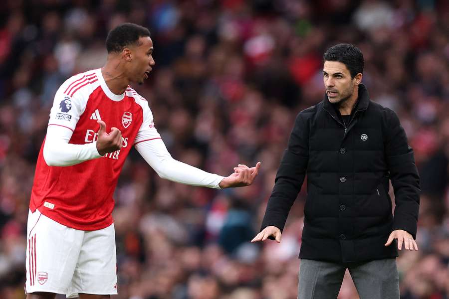 Arteta oslavil s klubem kulaté vítězství. Arteta oslavil s klubem kulaté vítězství.