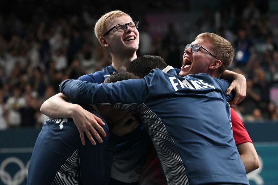 Les Bleus laissant exploser leur joie après la victoire.