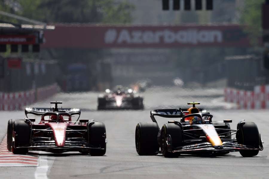 Sergio Pérez met een inhaalactie op Charles Leclerc