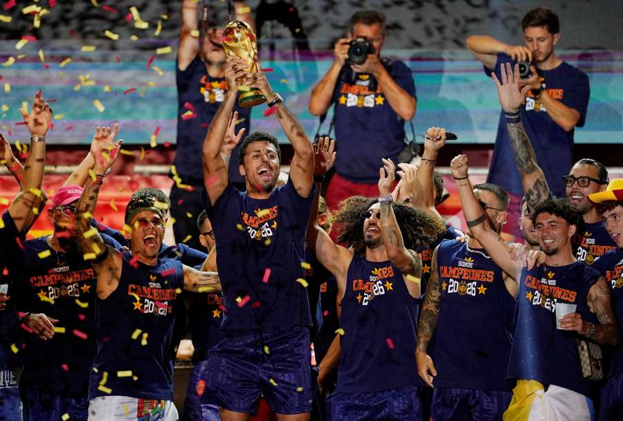 Rodri alza al cielo de Madrid la Copa del Mundo Rodri alza al cielo de Madrid la Copa del Mundo