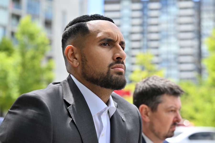 Nick Kyrgios à saída do tribunal de Camberra, depois do arquivamento da acusação que lhe era dirigida
