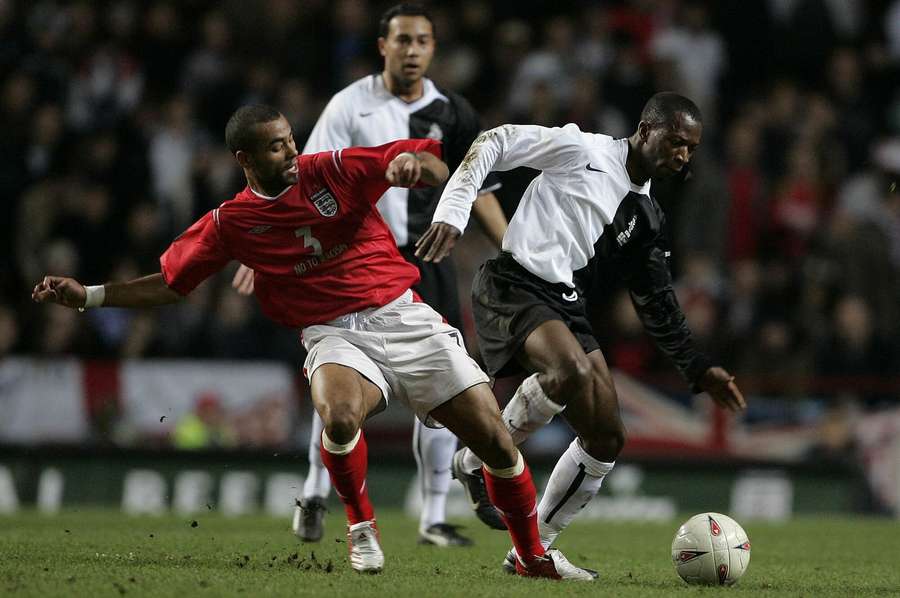 Romeo Castelen im Zweikampf mit dem englischen Verteidiger Ashley Cole während des Spiels England-Niederlande, 9. Februar 2005