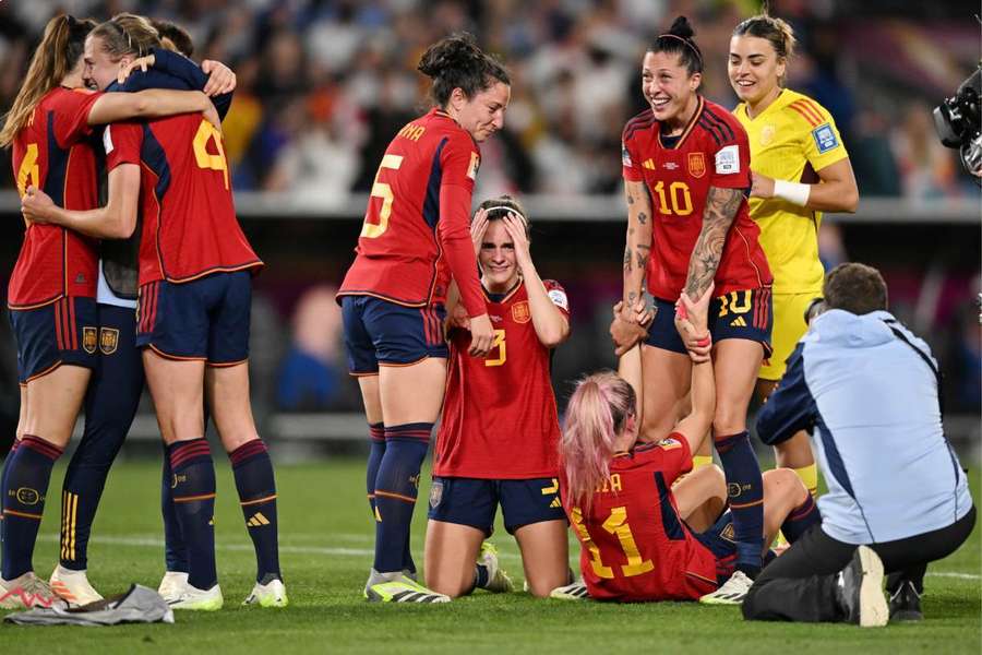 Algumas das jogadoras da seleção nacional festejam o título do Campeonato do Mundo em Sydney. 