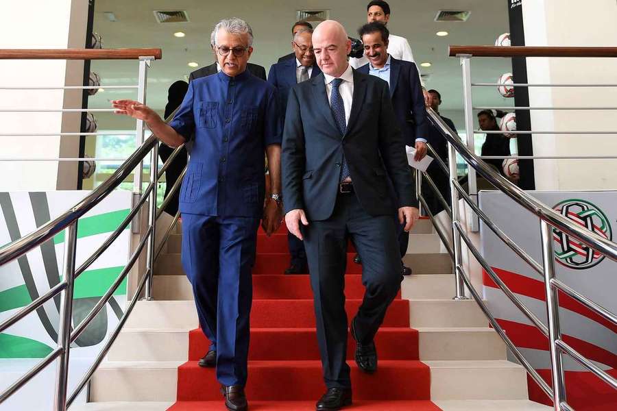 Auch der AFC um Präsident Salman bin Ebrahim al Khalifa (l.) kritisierten das neueste Vorhaben von Infantino