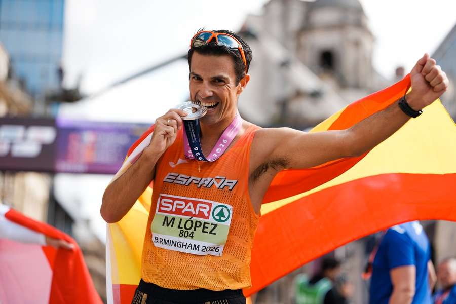 Miguel Ángel López celebra su medalla de plata Miguel Ángel López celebra su medalla de plata