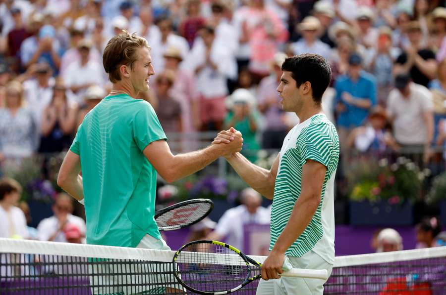 Carlos Alcaraz si stringe la mano con Sebastian Korda