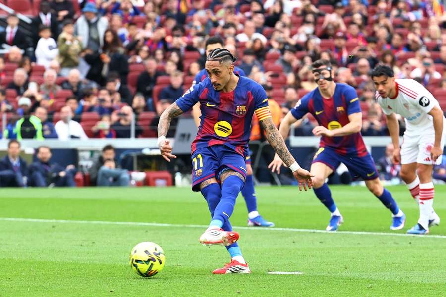 Raphinha, en el lanzamiento de su segundo penalti