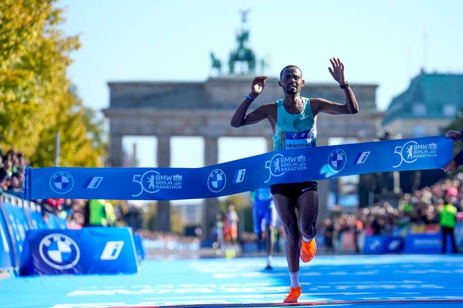 Milkesa Mengesha heeft de vijftigste editie van de marathon van Berlijn gewonnen