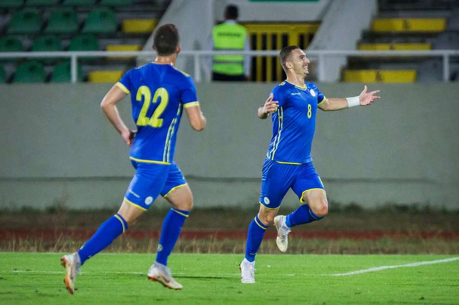 Florent Hasani (dreapta) celebrează marcarea unui gol pentru naționala U21 a Kosovo