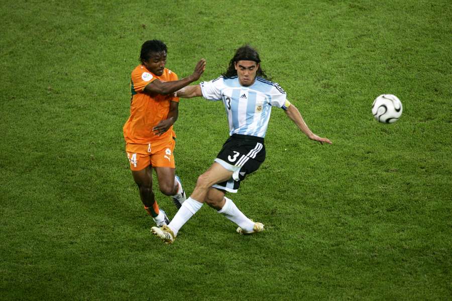 Juan Pablo Sorín au duel avec Bakary Koné lors du match du groupe C entre l’Argentine et la Côte d’Ivoire, le 10 juin 2006 à Hambourg, pendant la Coupe du monde 2006.