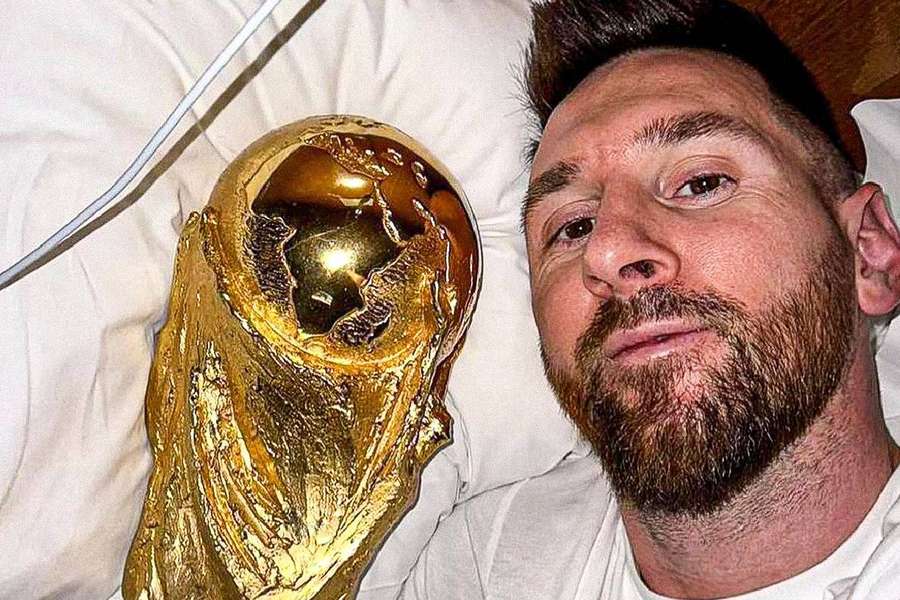 Messi ao lado do troféu do Mundial