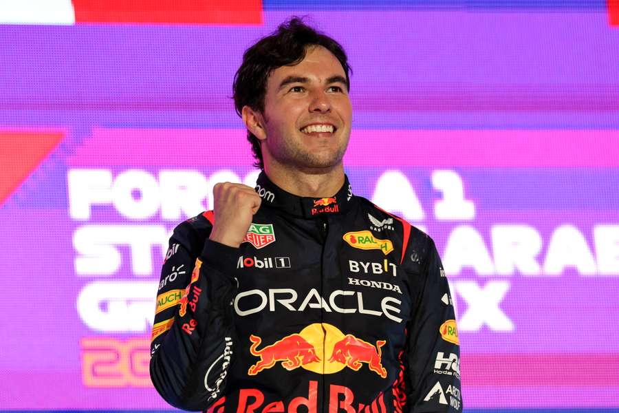 Sergio Pérez aproveitou que Max Verstappen largou em 15º e venceu a prova