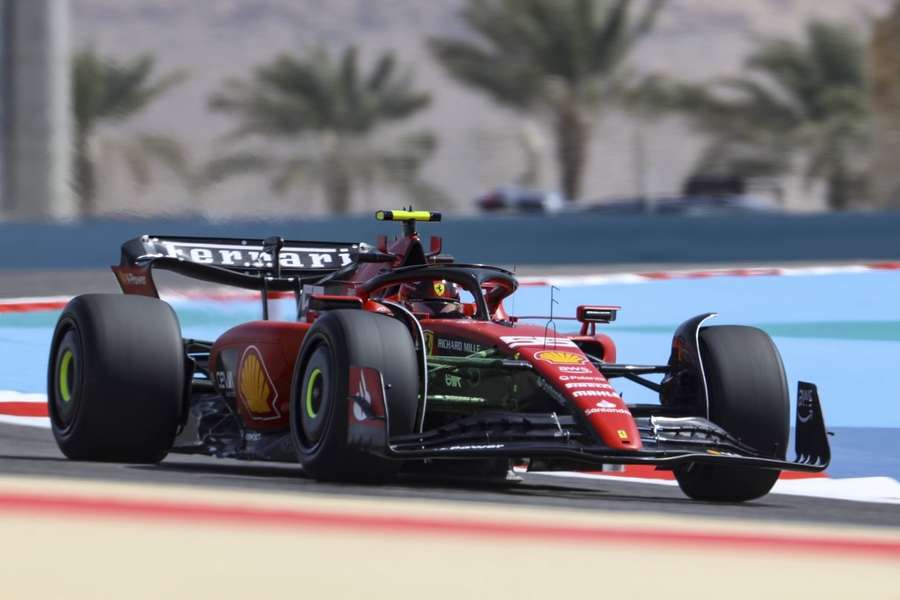 Carlos Sainz Jr. ließ bei den Testfahrten in Bahrain an Tag zwei , die Konkurrenz weit hinter sich